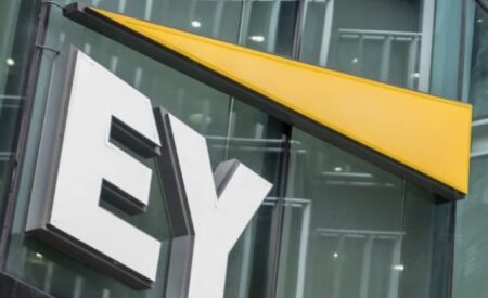 EY: Έσοδα 53,2 δισ. δολ. παγκοσμίως το οικονομικό έτος 2025