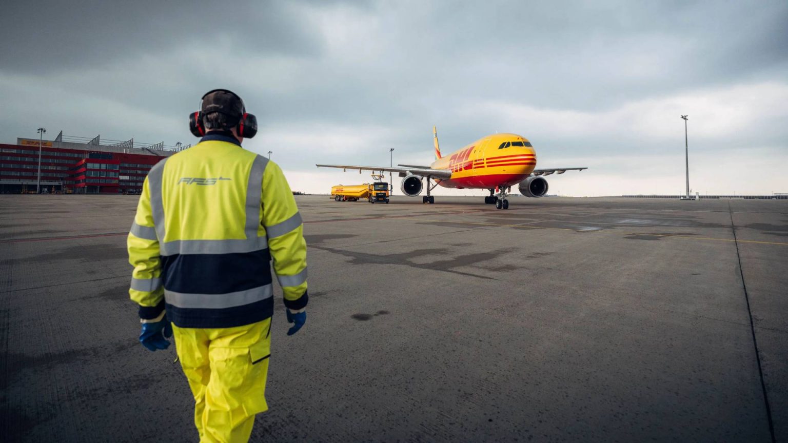 DHL Express και Shell: Συνεργασία για τη Βιώσιμη Αεροπορική Μεταφορά στο Αεροδρόμιο Βρυξελλών