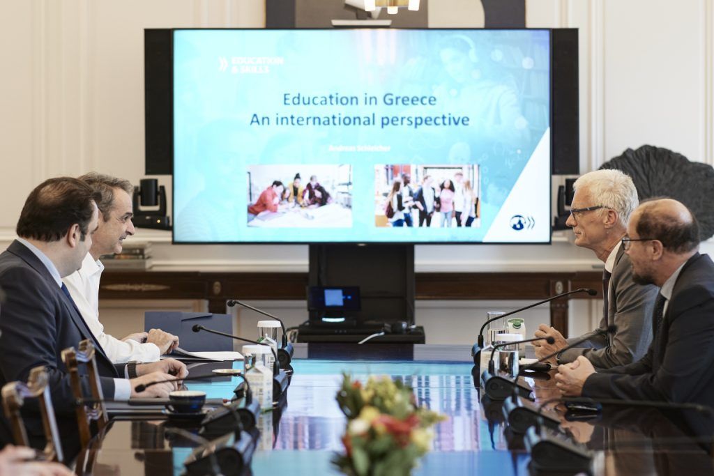 Συνάντηση Μητσοτάκη με τον Διευθυντή του ΟΟΣΑ για την Εκπαίδευση και τις Δεξιότητες