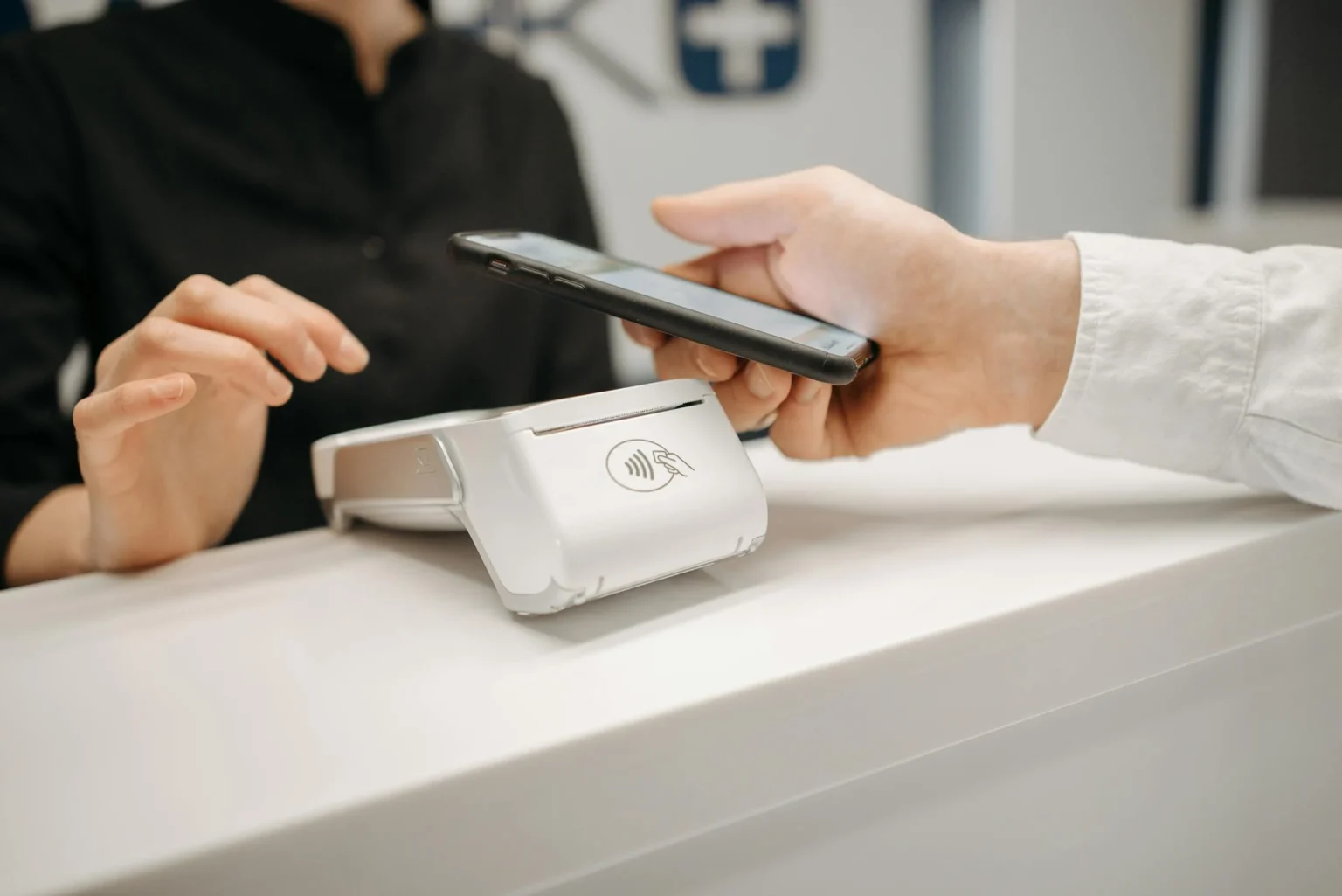 ΑΑΔΕ: Οι πληρωμές με POS ενίσχυσαν τα έσοδα από ΦΠΑ και τη διαφάνεια στις συναλλαγές
