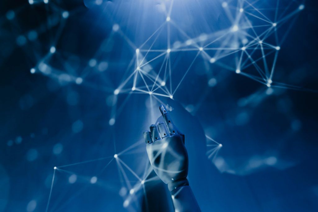 EY: Η αξιοποίηση της AI και άλλες κορυφαίες ευκαιρίες για τις εταιρείες τεχνολογίας το 2025