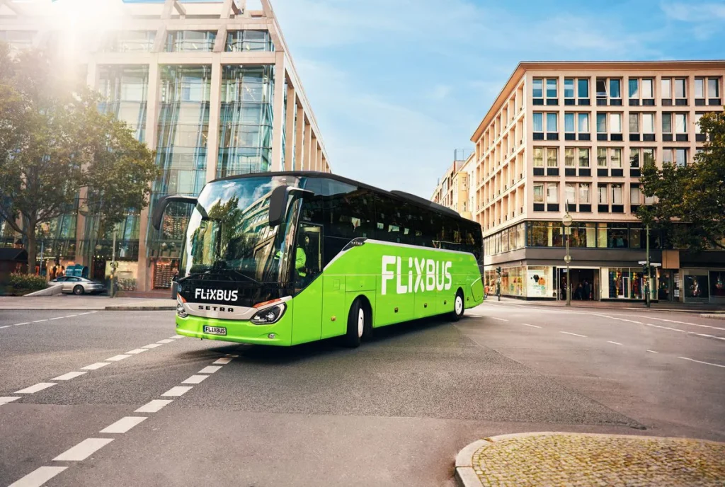 FlixBus: Ενισχύει το δίκτυό της με νέες γραμμές προς και από την Ελλάδα
