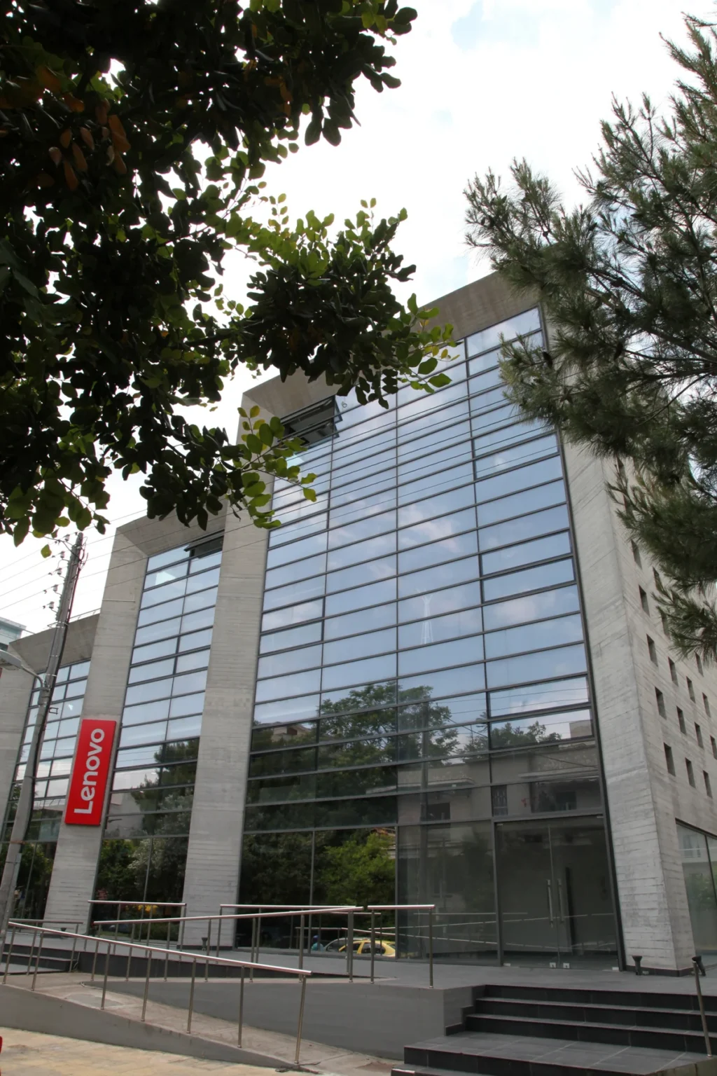 Συνεργασία Lenovo με το υπουργείο Έρευνας της Κύπρου για προμήθεια τεχνολογικού υλικού