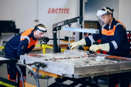 Henkel: Παρουσιάζει καινοτόμο χαρτοφυλάκιο λύσεων επισκευής για τον κλάδο της ηλεκτροκίνησης