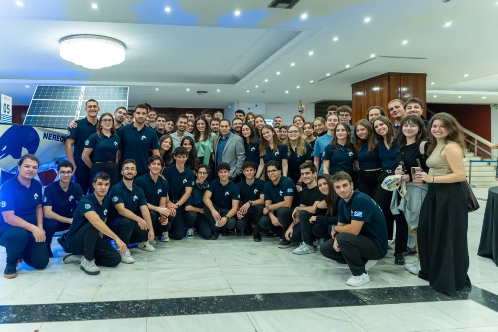 Η φοιτητική ομάδα του ΕΜΠ, OCEANOS, παρουσίασε το πρώτο της ηλιακά κινούμενο σκάφος