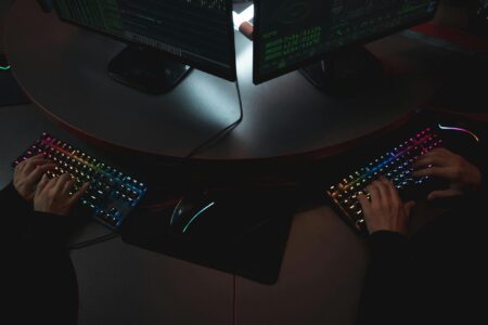 Δίωξη Κυβερνοεγκλήματος: Καίριο πλήγμα στην «πειρατεία» με συλλήψεις στη Σαντορίνη!