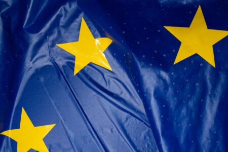 Ευρωβαρόμετρο: Οι Ευρωπαίοι βλέπουν ισχυρά οφέλη από την ένταξη στην ΕΕ