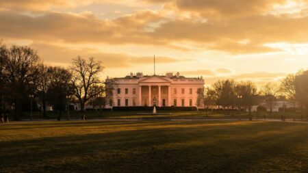 Ο Τραμπ επαναφέρει το Δόγμα Μονρόε και προειδοποιεί την Ευρώπη για «πολιτισμική εξάλειψη»