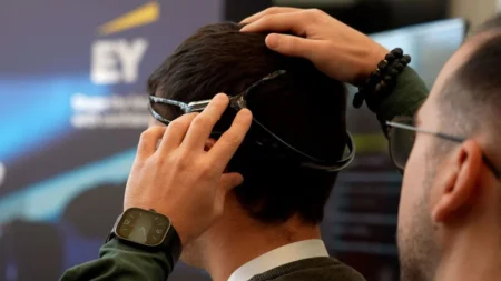 EY: Παρουσίασε ένα ολοκληρωμένο οικοσύστημα εμπειριών τεχνητής νοημοσύνης