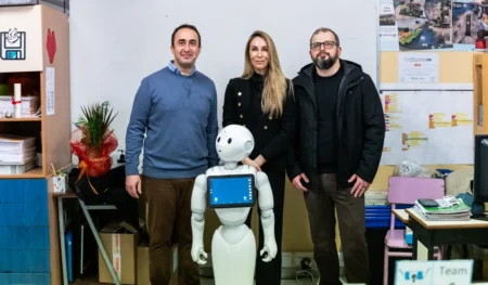 Mobile Technology: Προχώρησε στη δωρεά δύο ρομπότ Pepper στα Σύγχρονα Εκπαιδευτήρια Μάνεση