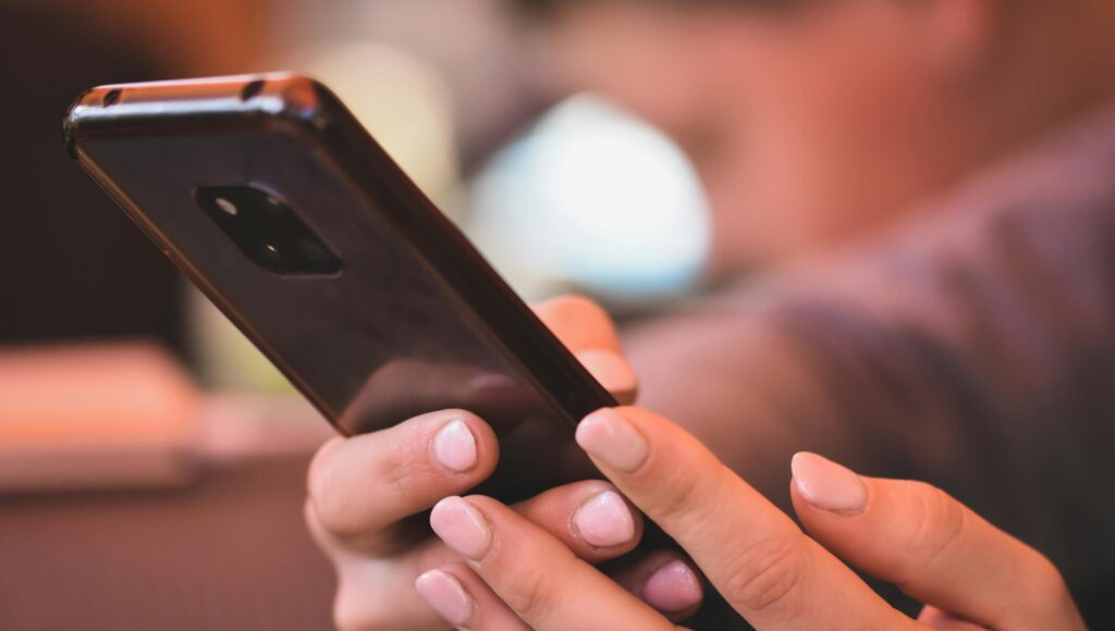 ΑΑΔΕ: Προσοχή σε παραπλανητικά SMS για φόρο κυκλοφορίας που εμφανίζονται “MYaade” ή “GOV”