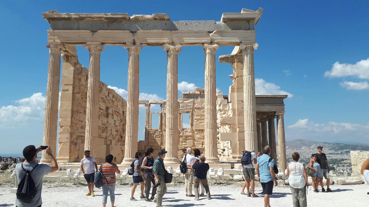 ΙΝΣΕΤΕ: Συντομότερη παραμονή, αλλά μεγαλύτερη ημερήσια δαπάνη από τους τουρίστες στην Ελλάδα