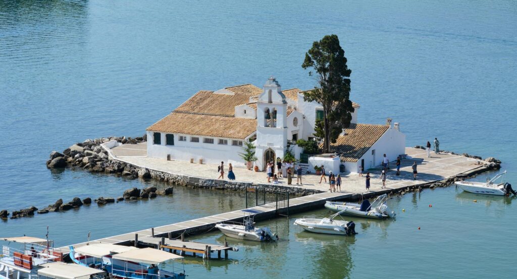 ΙΝΣΕΤΕ: Φορολογία, λειτουργικό κόστος και on line πλατφόρμες πιέζουν τα ελληνικά ταξιδιωτικά γραφεία