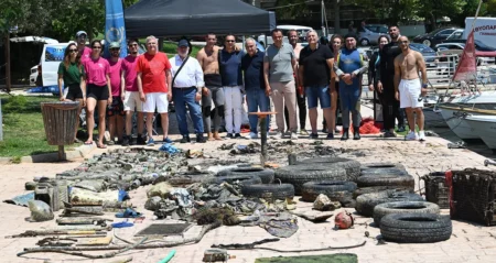 Με πρωτοβουλία του ΕΕΑ απομακρύνθηκαν 2,5 τόνοι απορριμμάτων από τον βυθό της Βάρκιζας