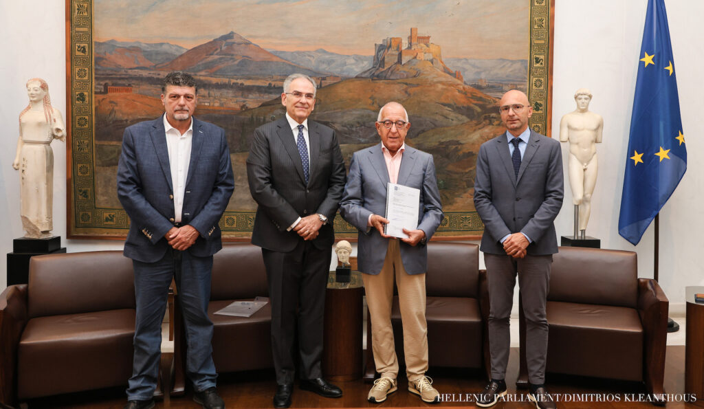 Επίδοση στον Πρόεδρο της Βουλής της ετήσιας έκθεσης της Επιτροπής Εποπτείας και Ελέγχου Παιγνίων
