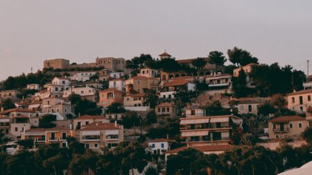 Spitogatos: Σε ανοδική τροχιά οι ζητούμενες τιμές κατοικιών και το 2ο τρίμηνο του 2026