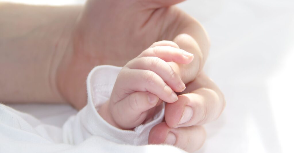 ΥΠΕΘΟΟ – ΑΑΔΕ: 12 εκατ. ευρώ για 81.000 παιδιά που γεννήθηκαν το 2025 και το 2026