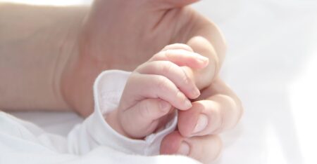 ΥΠΕΘΟΟ – ΑΑΔΕ: 12 εκατ. ευρώ για 81.000 παιδιά που γεννήθηκαν το 2025 και το 2026
