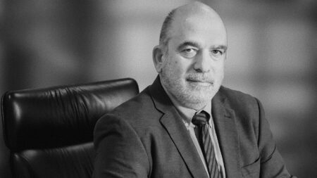 Απεβίωσε ο πρόεδρος της ΕΕΤΤ Δημήτρης Βαρουτάς, σε ηλικία 56 ετών